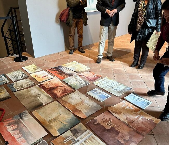  Taormina, la mostra “Teatròs” di Pedro Cano a Palazzo Ciampoli: le lezioni di pittura con il maestro