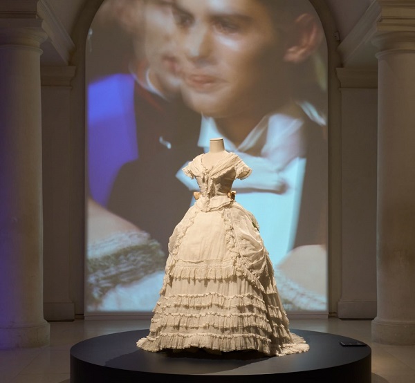  Gli abiti di Donna Franca Florio tornano al MuDeCo di Ragusa: il successo a L’Arte della Moda” di Forlì
