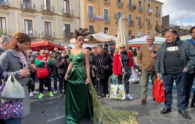  Moda, 50 modelle nella piazza del Carmine con gli abiti ispirati alla patrona progettati dagli studenti dell’Accademia di Belle Arti