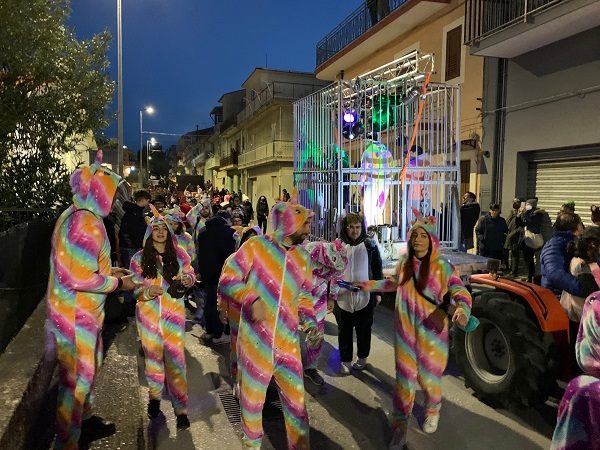 Carnevale a Giarratana: carri e gruppi mascherati sfilano nel centro storico